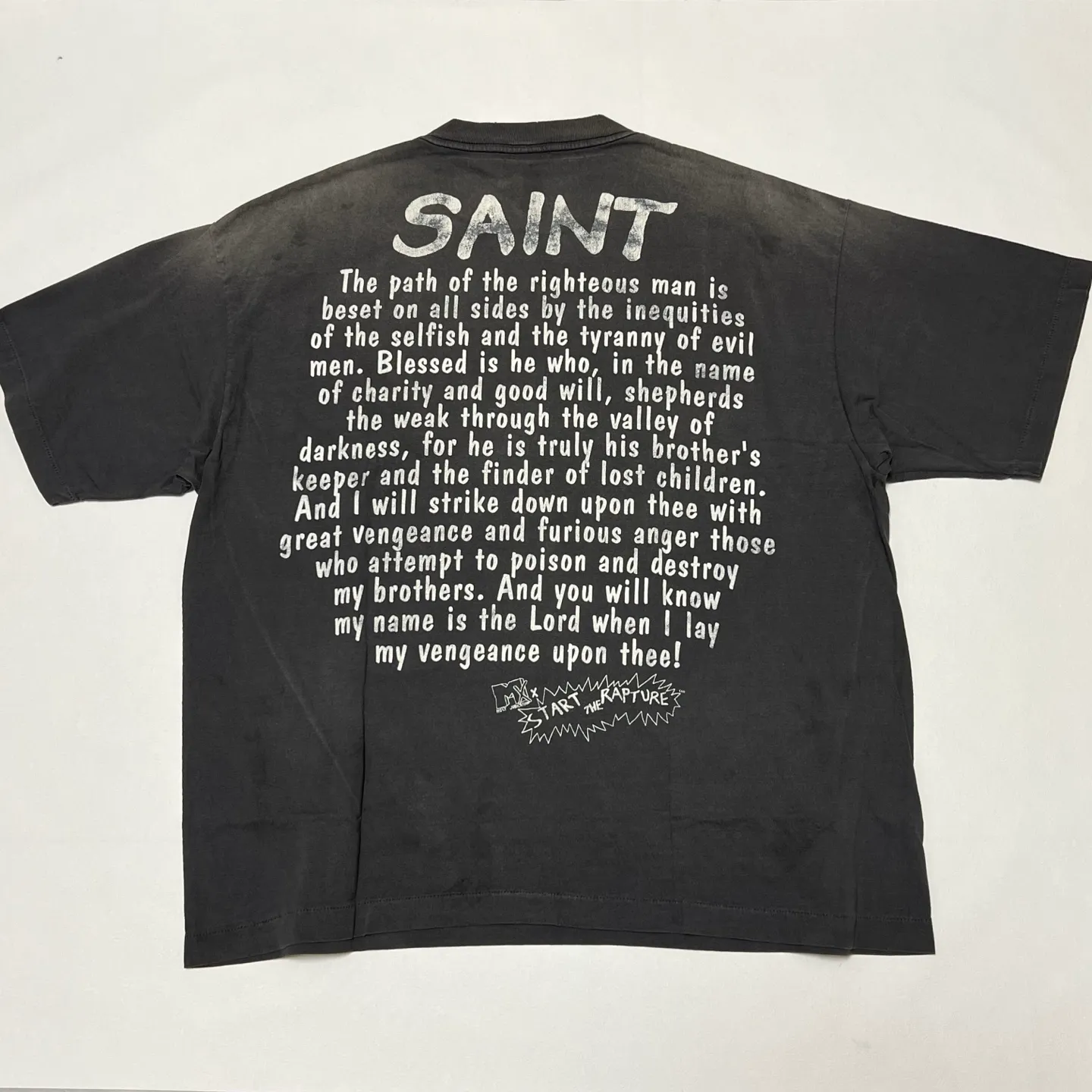 SAINT Mxxxxxx RAPTURE SS TEE/BLK Beavis and Butt-Head anime character TEE. Washed black S-XL. The print is from the characters of the American classic animation "Beavis and Butt-Head". It also pays tribute to the two classic killer characters in "Pulp Fiction". It is very witty and humorous. The whole garment is washed again.
